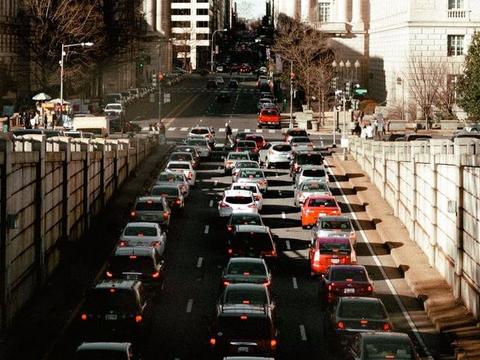 等红灯时跟在什么车后面最快 ？