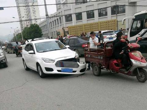 福睿斯剐蹭三轮，三轮车无伤福特连保险杠都掉了，美系真的靠谱？