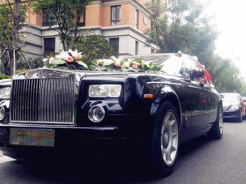 清一色的7系婚车，只因一点，兰博基尼劳斯莱斯在它面前都弱爆了