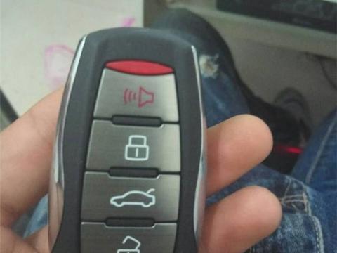 广西一辆哈弗H6追尾宝骏，车主下车一看，哈弗车标令他笑了！