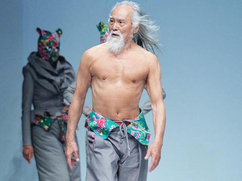 他44岁学英语，70岁健身，今80岁走T台爆红，座驾霸气犹如他一样