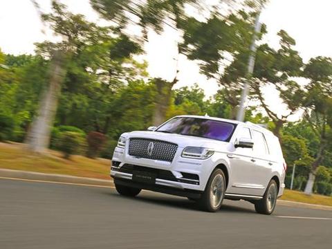 这台1米9多高土豪专用的林肯让我开出了游艇和公交车的感觉
