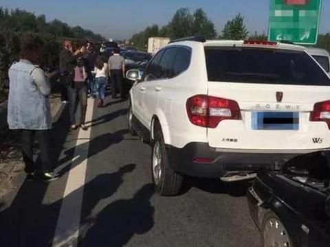 荣威W5装上“流氓钩”, 老桑塔纳被撞哭了!