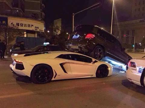 胆大包天！男子白天绑架奥迪女车主闹市狂奔，女车主因“祸”得福