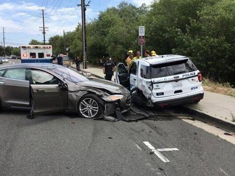 特斯拉“自动驾驶”本月又出事！这次麻烦大了，被撞的是一辆警车