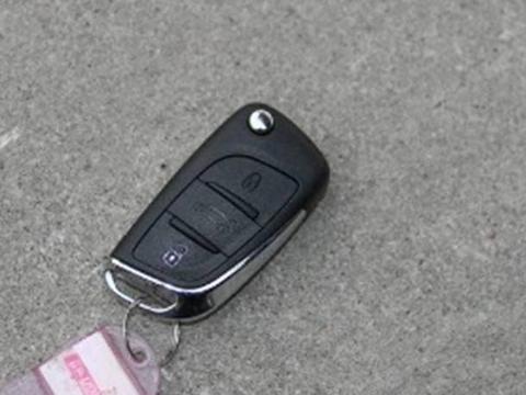 广州一辆雪铁龙C5遭别克追尾, 车主下车一看, 直呼: 质量不差啊!