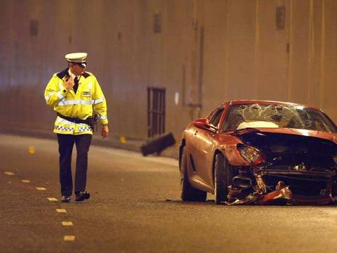 贫穷限制了我的创造力!“报废超跑”变客厅沙发，亮灯那刻我跪了