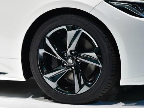 偶遇18款皇冠，前脸确实帅，2，0T，8AT，10安全气囊