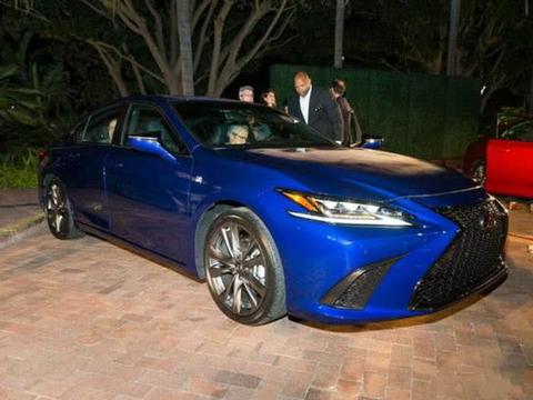 雷克萨斯ES又出新颜色！蓝色车挂蓝色牌真是颜值爆炸了！