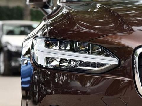 标配全景天窗+LED大灯，2.0T爆发254马力，不执着于宝马奔驰！