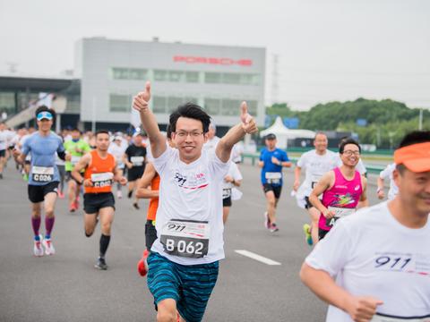 保时捷911全擎赛道跑助力中国偏远地区儿童教育