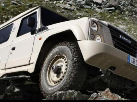 越野王依维柯强势来袭，牧马人地位何在，30万的越野车不需要路