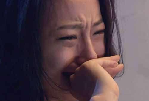 女儿一回家就打水给妈妈泡脚, 听到孩子的解释, 妈妈感动到哭