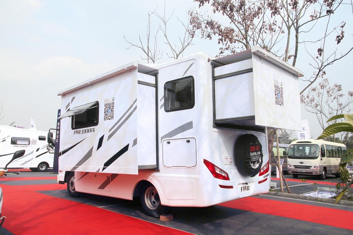 3个卧铺+卫星电视还有太阳能电池板。这么奢