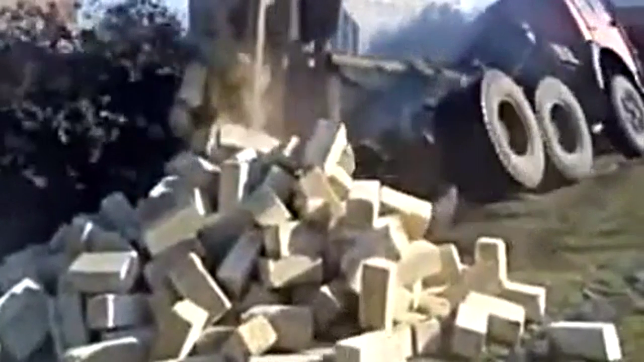 厉害了，汽车装载 失误搞笑集合 牛B的开车人 一定有你遇到过的