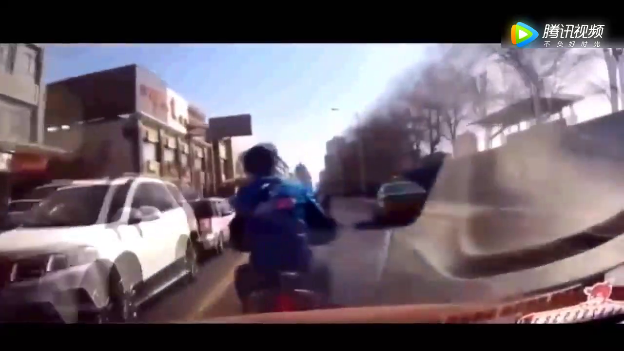 电动车一直堵在轿车前面慢悠悠的骑，老司机直接把它撞飞