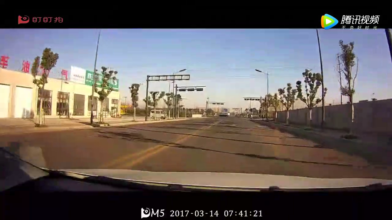 又是电动车，实拍路口电动车毫不减速撞上转弯轿车！