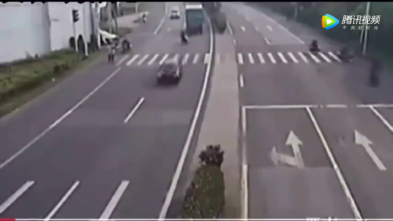 电动车毫无畏惧和大货车抢道，大货车直接撞飞他！