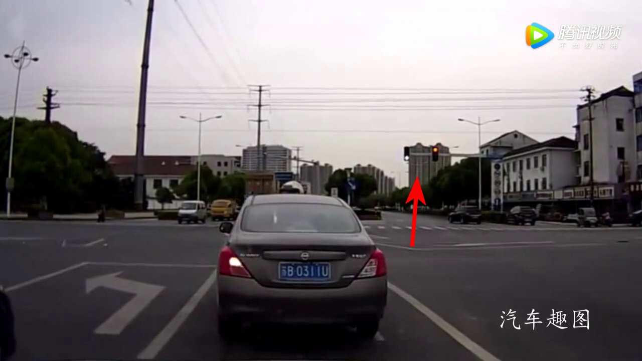 视频车拍下电动车被撞过程，没想到却是大货车闯了红灯！