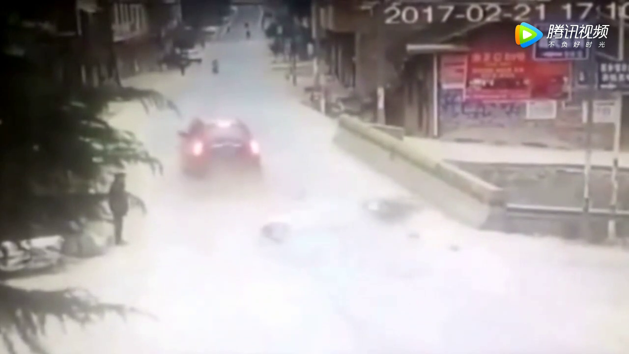 随意横穿的电动车被撞飞，大爷目睹整个过程却很淡定！