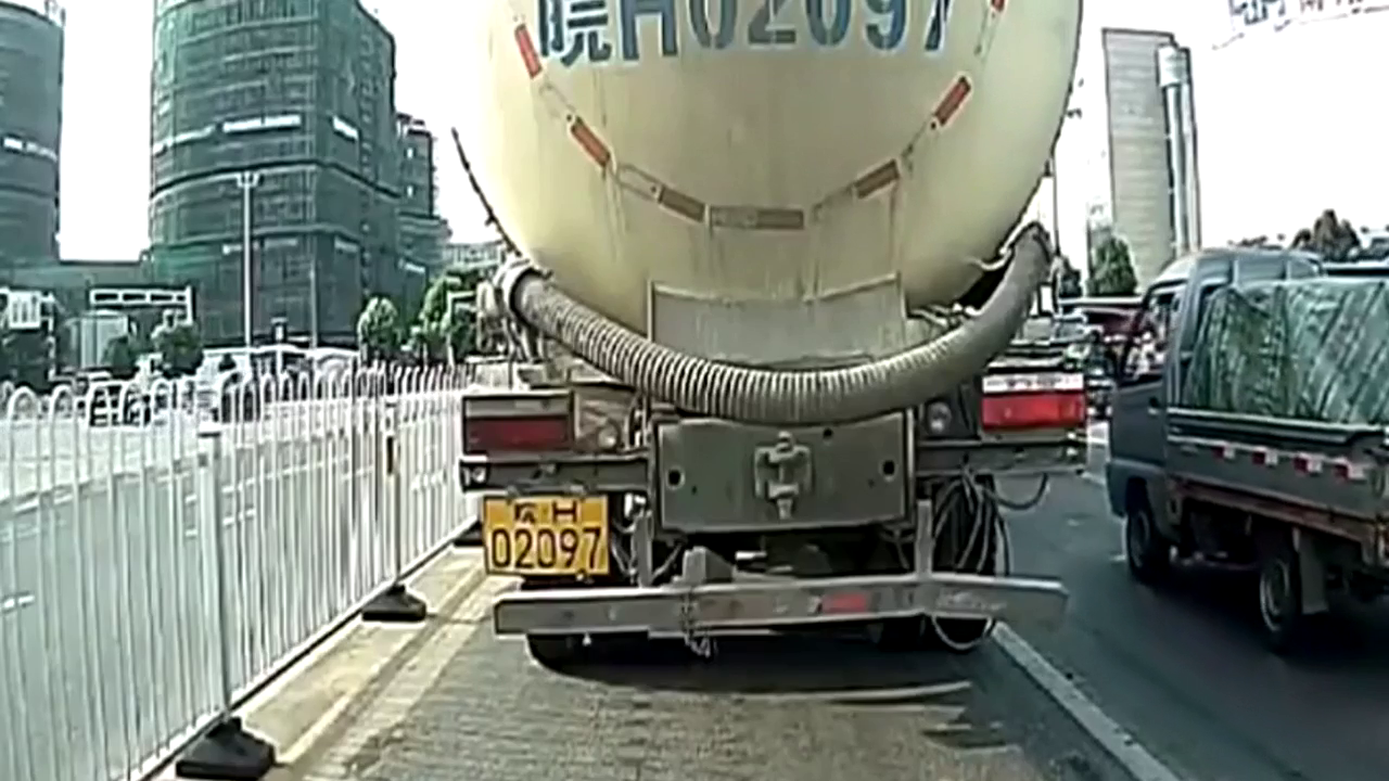 精彩，实拍：大货车强势并线小电动车差距不是一般的大