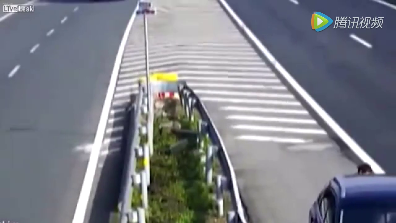 高速倒车为躲避电子眼，居然上演如此搞笑一幕，太绝了