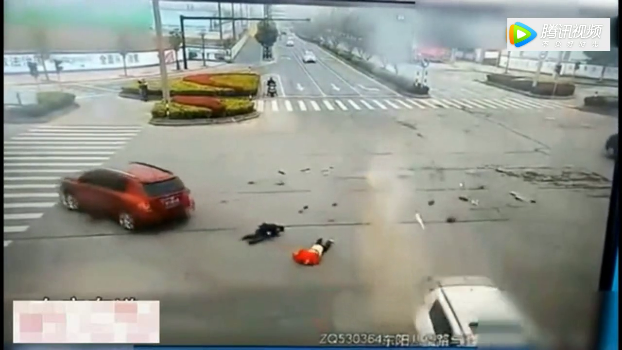 低空飞行的电动车闯红灯被撞得粉碎，接下来一幕更是可怕
