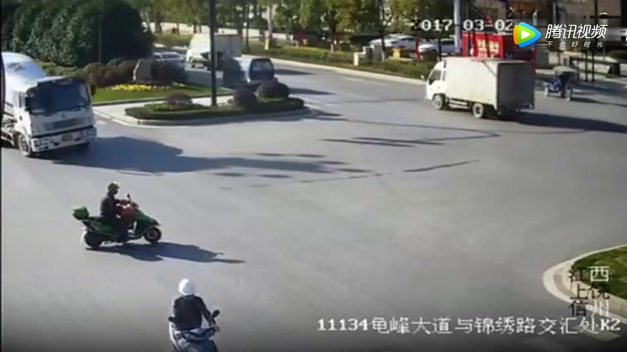 罐车为救电动车拼上自己性命，监控拍下的一幕让人心疼