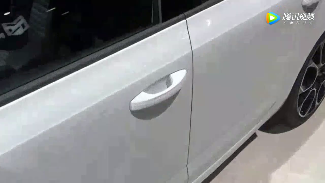 今天去车展发现这辆汽车，外形看着特别漂亮，就是买不起