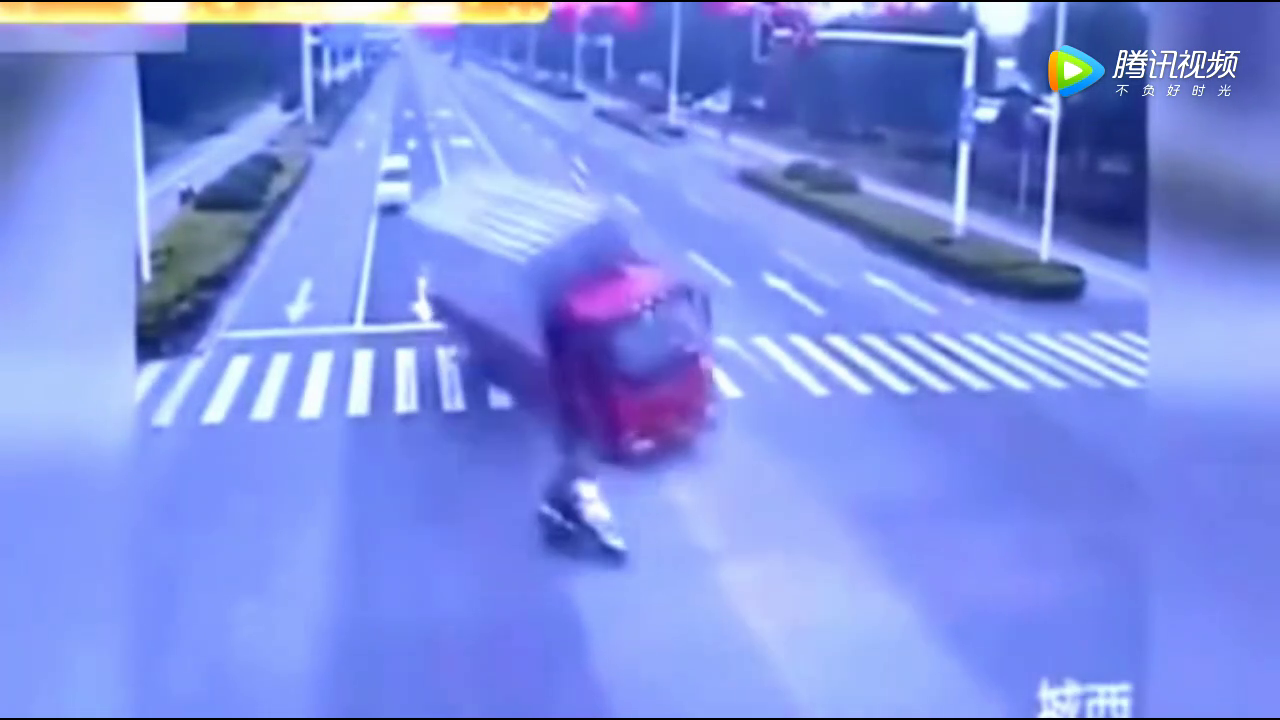 监控下发生的这一幕，乱窜电动车差一秒就命丧大货车下