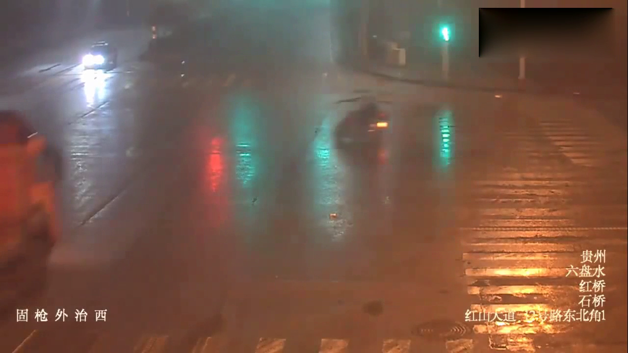 大货车司机踩断了刹车，还是没能救下闯红灯的电动车！