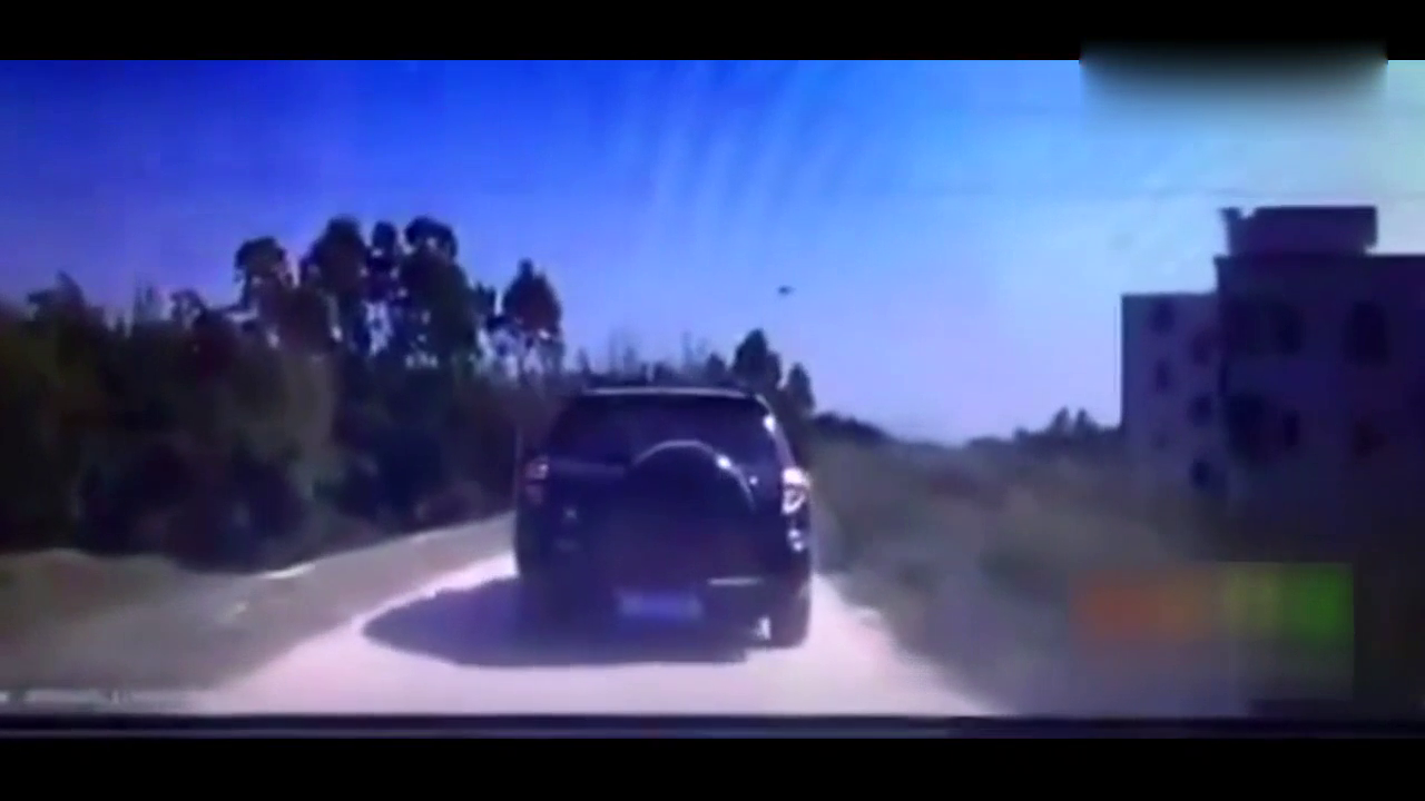 路怒司机下车欲跟SUV车主理论，忘拉手刹最后发生悲剧了