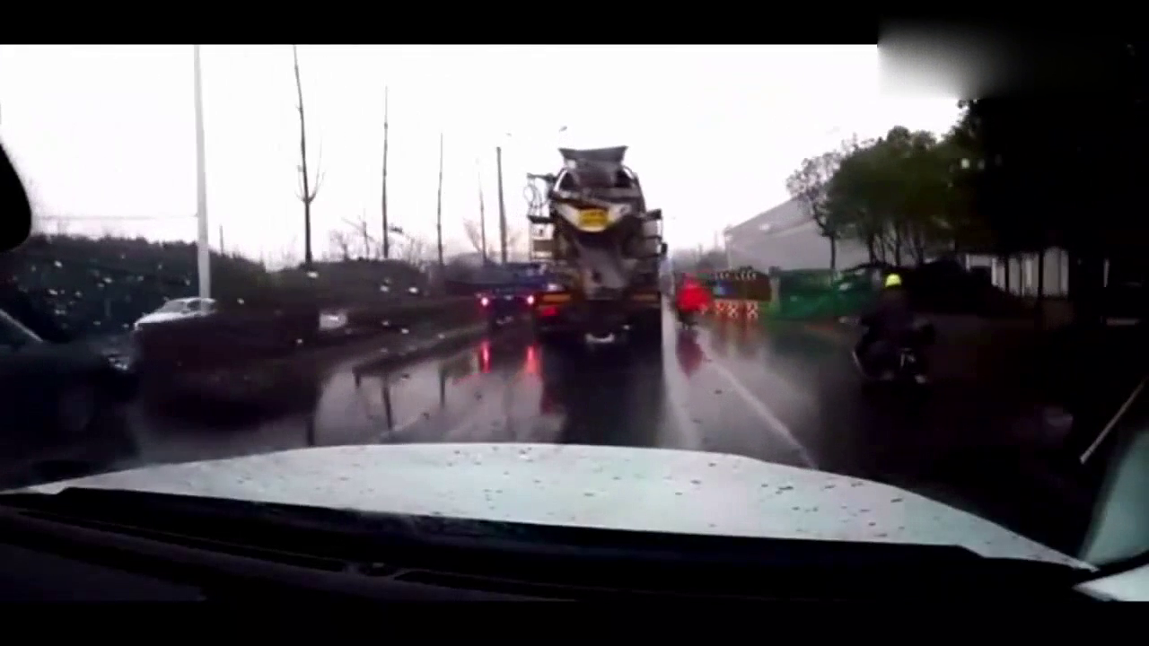 后车拍下电动车与大货车抢道一幕，他再也没能站起来！