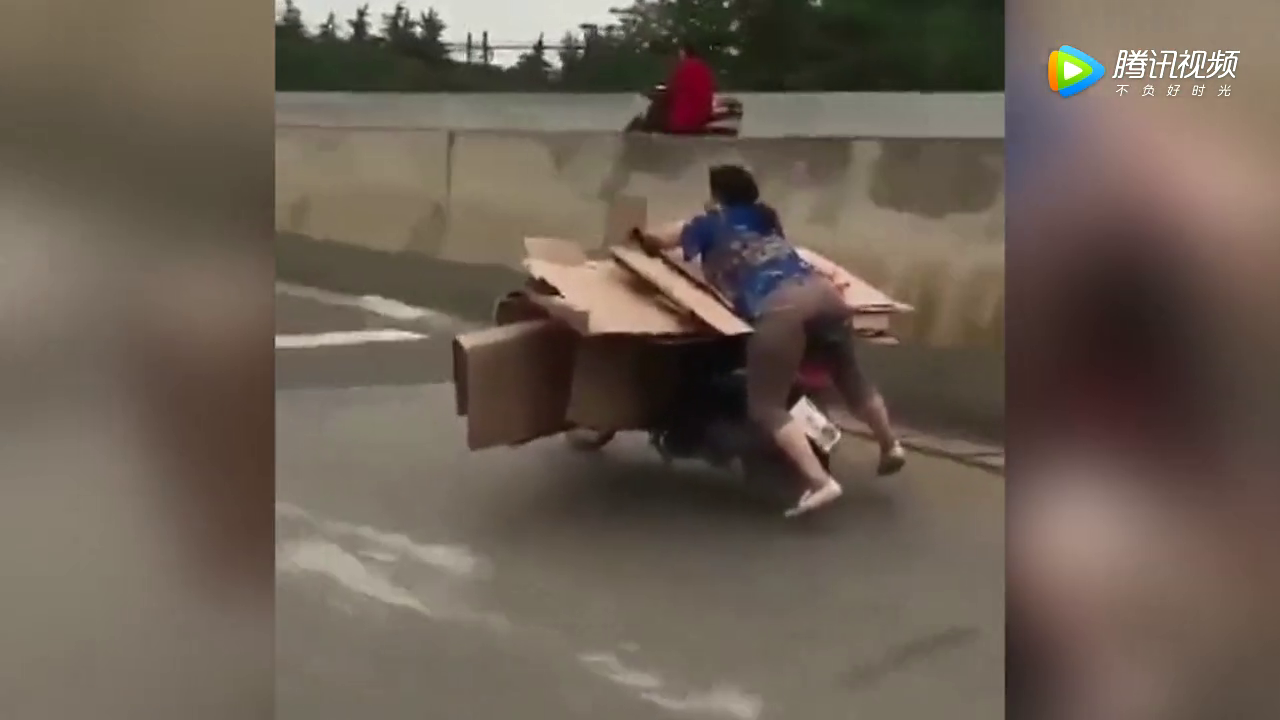 厉害了大妈，电动车还有这种操作算你狠