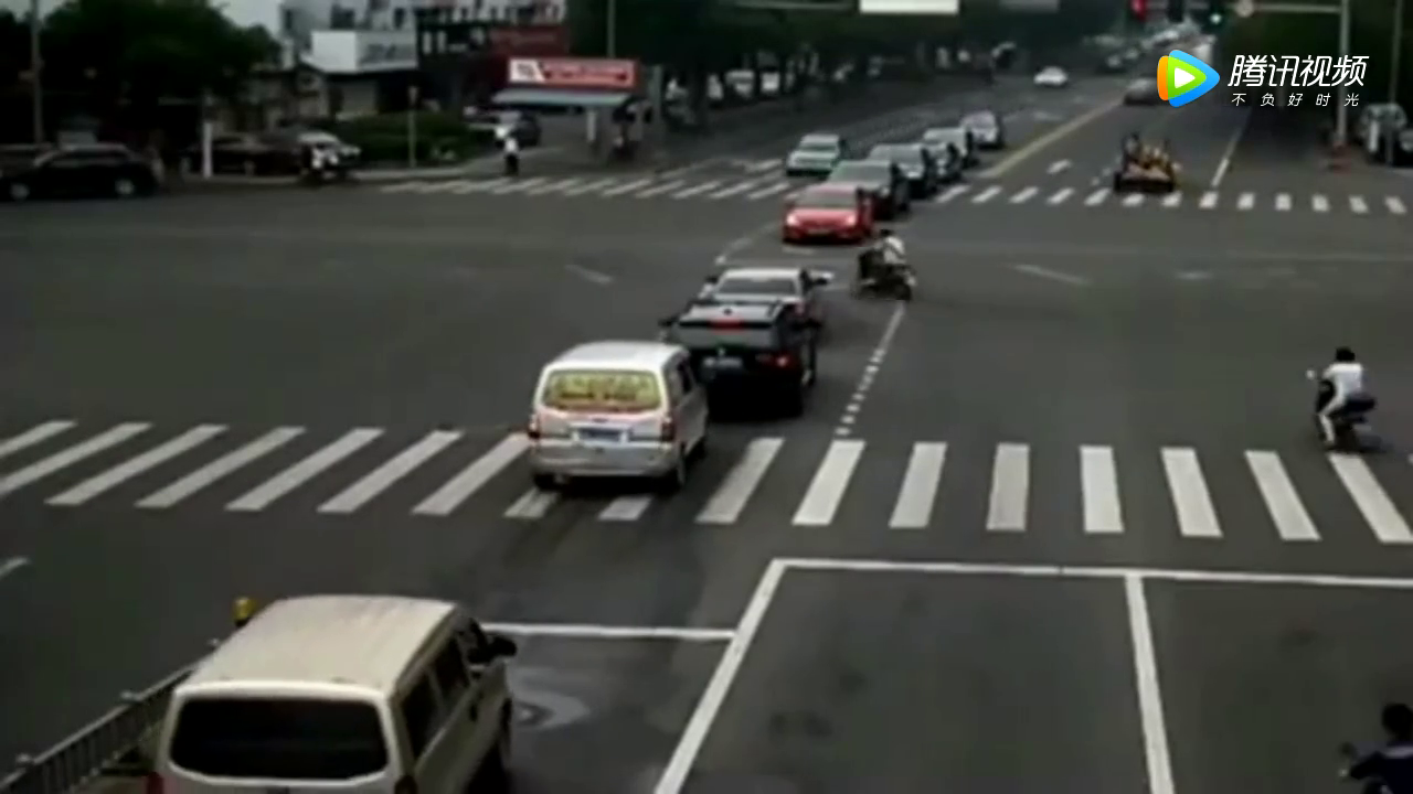 三辆电动车组队闯红灯，只有这一辆被出租车撞飞！