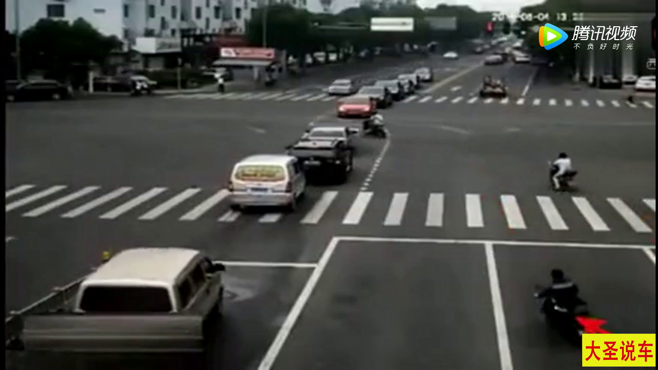 三辆电动车争先恐后闯红灯，结果司机选择了最嚣张那位！