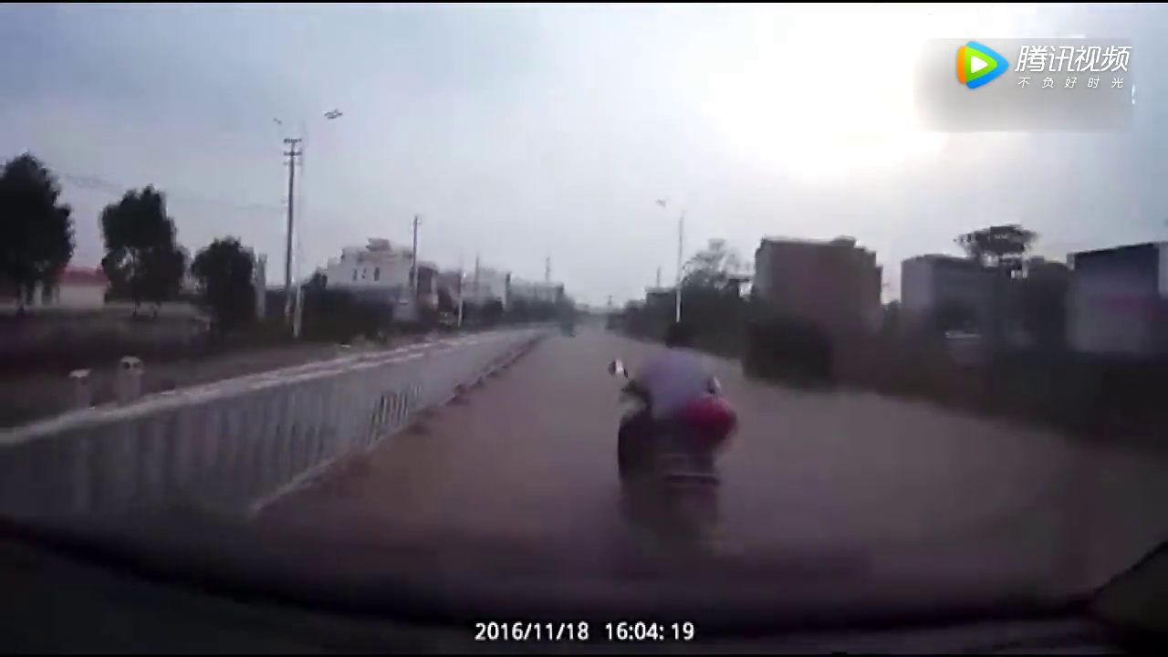 上路最牛的并不是女司机，真正的力度是电动车