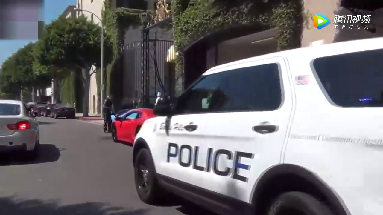 兰博基尼跑车惹怒交警 下一秒车主不敢嚣张了