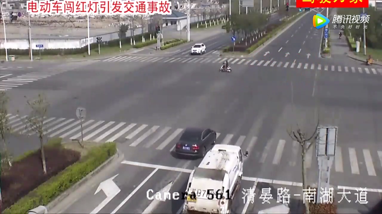 女子电动车闯红灯，被SUV狠狠教训了一顿！