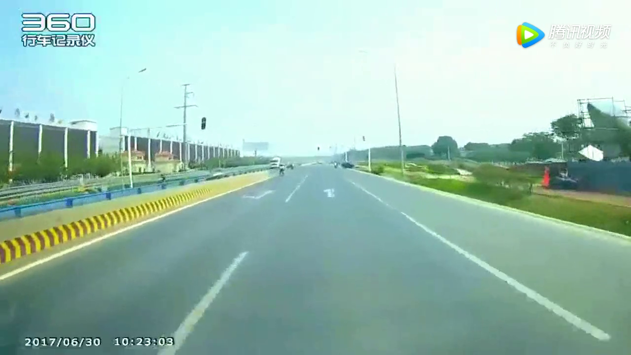 电动车妹子装聋作哑，任由大货车狂摁喇叭，记录仪拍摄作死一幕