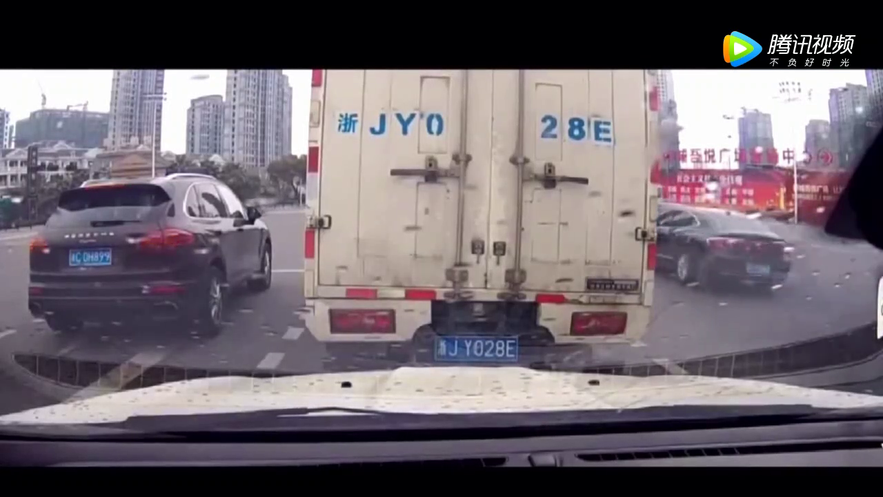 电动车犹豫了一下，还是选择了床红灯横穿马路，结果