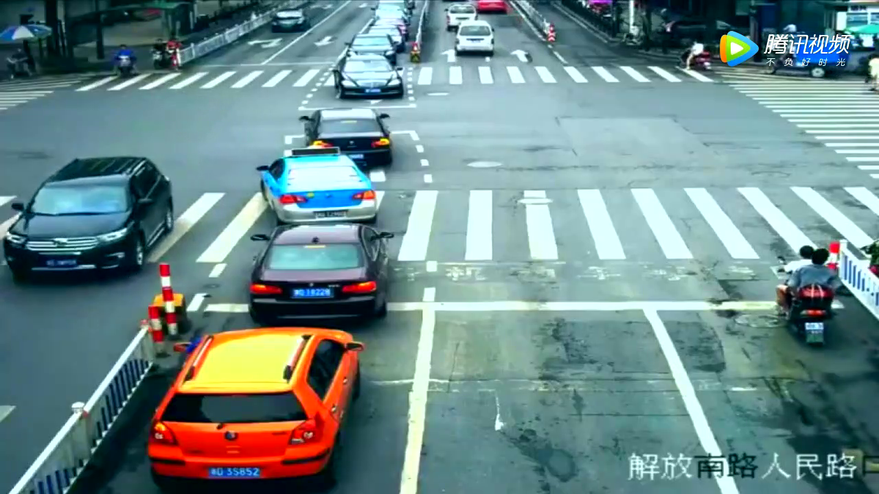 监控拍摄：红灯还剩3秒电动车冲了出去，没想到这是生命最后的3秒