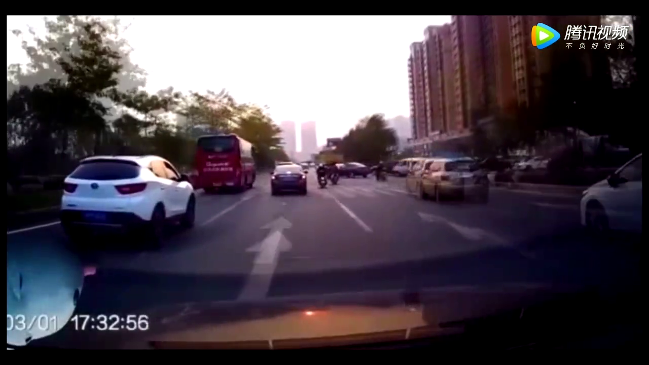 电动车机动车道穿插，立马受到惩罚