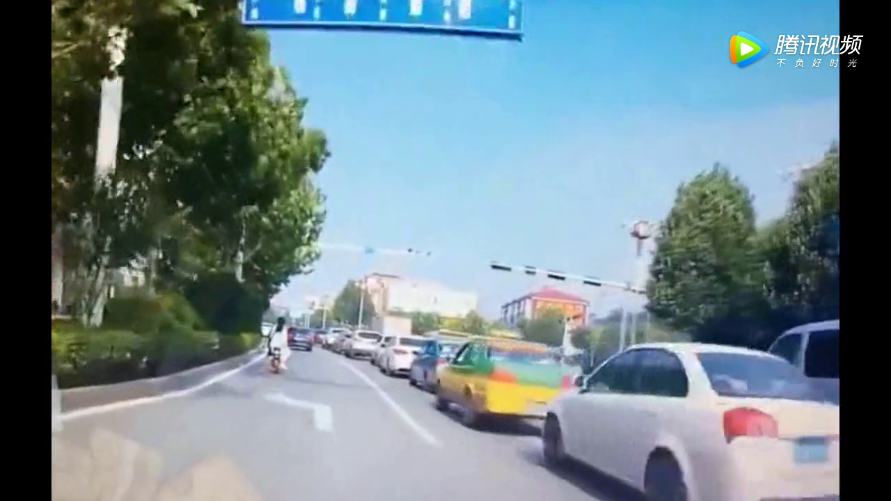 电动车就这样窜了出来，真是防不胜防啊