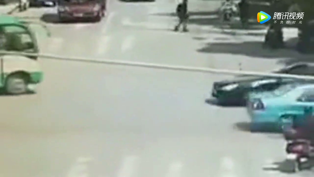 电动车被撞死，女司机慌了，监控拍下惨烈瞬间一幕