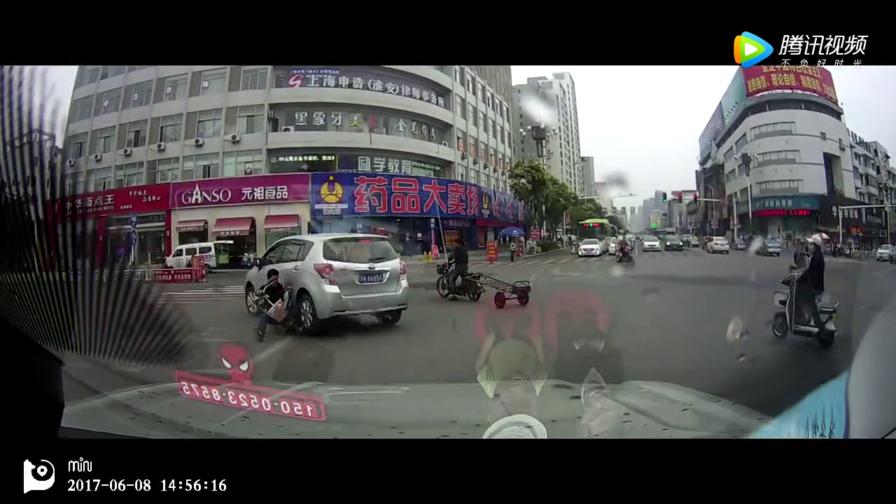 小伙险些被卷车底 轿车转弯撞倒电动车