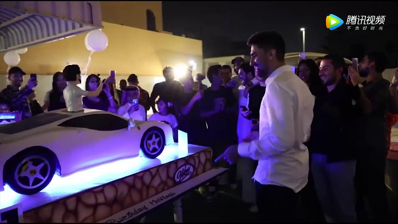买9000万超级跑车送了一块生日蛋糕，拆开以后才是酸爽的开始！
