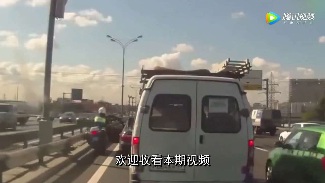 出租车司机随意停车下客，乘客开门撞伤电动车，司机赔偿23万元