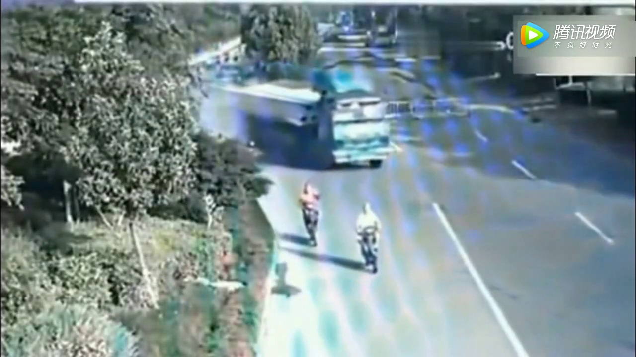 大货车为救下电动车，不停的刹车，下一秒怎么也想不到