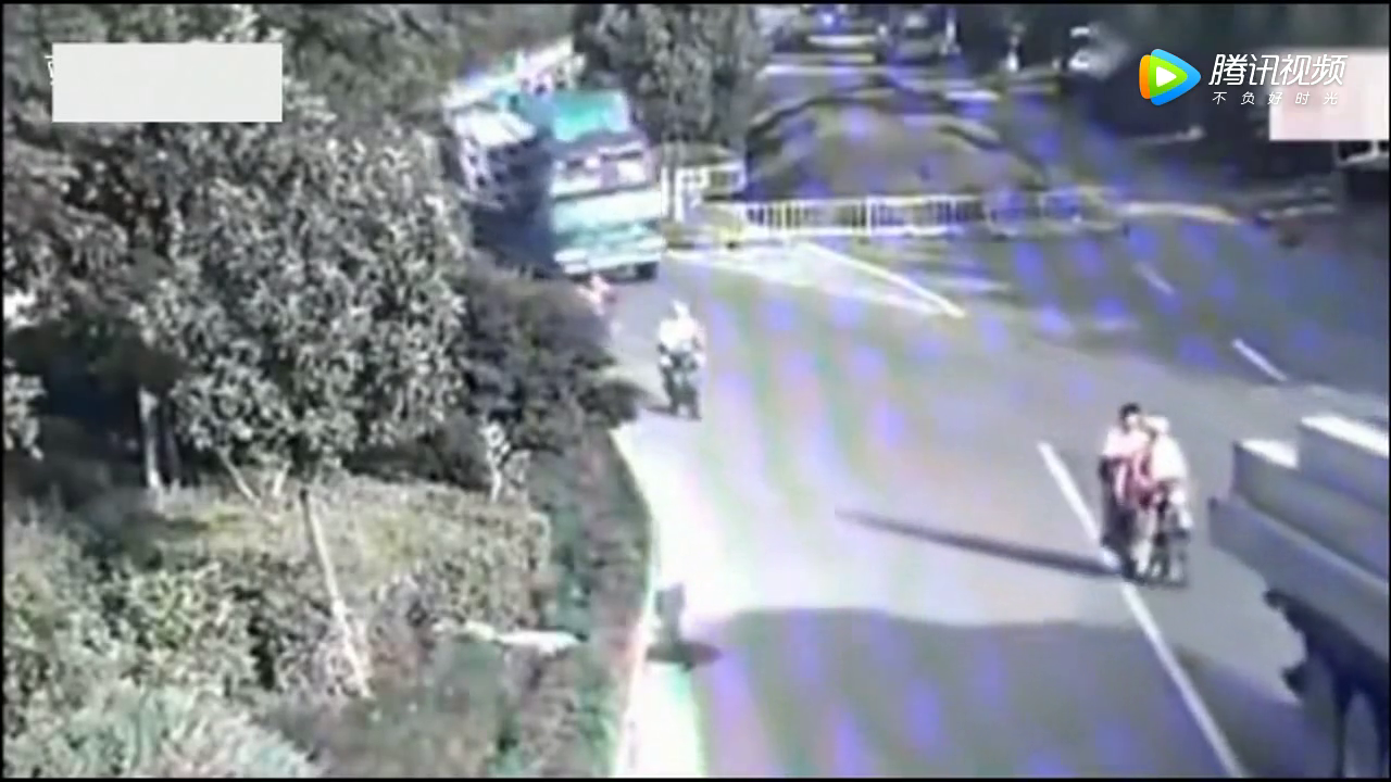 大货车为救下电动车，拼命刹车，却被监控拍下揪心一幕